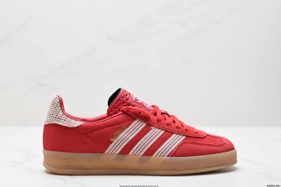 公司级Adidas Originals Gazelle Indoor 三叶草休闲防滑耐磨低帮板鞋 鞋头出色设计 塑就出众贴合感 稳固的后跟贴合足部曲线设计 软弹