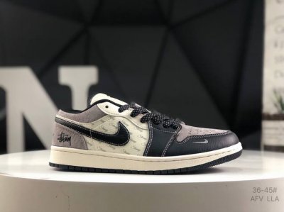 公司级带半码 耐克 Air Jordan 1 Low 此款主张打破传统的工业化流水线设计限制，以Made By Ideas的超级创意为理念，集结众多潮流设计师，