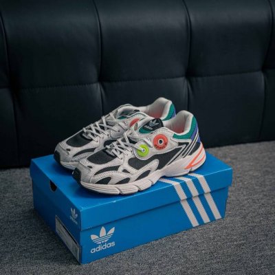 核心私 Adidas Originals Astir 复古单品 这款Adidas Astir 慢跑鞋,助你向世界展示自己的态度。灵感源自00年代的亮眼跑鞋,金属