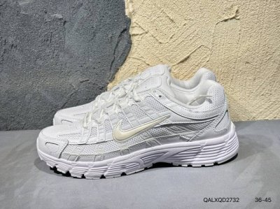 新品上市实拍 耐克Nike P7800 采用透气材料，搭配匠心覆面，再现千禧年代的跑鞋风格，塑就大气外观。鞋款秉承 Nike Pegasus 25 和 2006