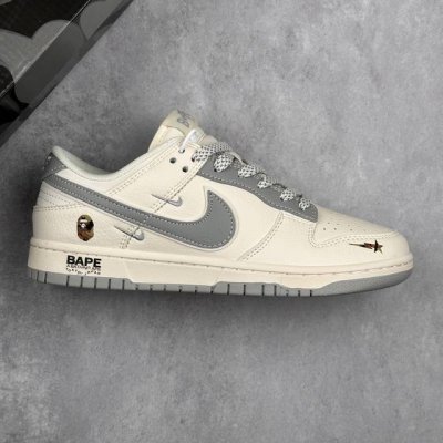 本地360 核心私 Nk Sb Dunk Low Bape联名 米浅灰 周年高端定制 低帮休闲板鞋 #定制鞋盒 大厂纯原品质出货 超高清洁度 皮料切割干净无任何