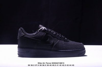真标耐克Nike Air Force 1“07空军一号低帮百搭休闲运动板鞋。柔软、弹性十足的缓震性能和出色的中底设计，横跨复古与现代的外型结合，造就出风靡全球三