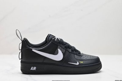 公司级耐克Nike AIR FORCE 7 LV8 空军一号低帮百搭休闲运动板鞋。柔软、弹性十足的缓震性能和出色的中底设计，横跨复古与现代的外型结合，造就出风靡