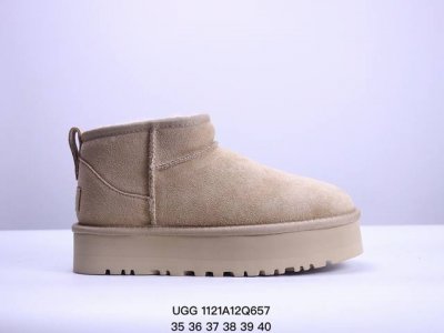 Ugg 雪地靴 女鞋广东原产，采用tpu模压鞋面内嵌人造卷曲羊毛，鞋面具有防水功能，选用7毫米uggpure 植入式羊毛里衬与可拆卸的uggpure 植入式羊毛