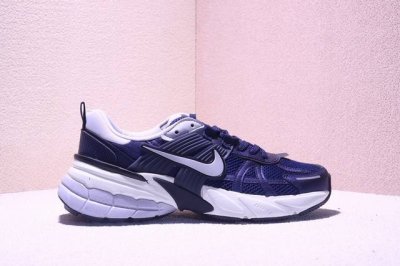 公司级耐克Nike V2K Run跑步鞋复古风潮 网面透气运动鞋 灰银紧致的鞋面材质提供良好的包裹性鞋侧 Swoosh以及鞋头部分搭配增添不少亮点的镀铬细节鞋垫
