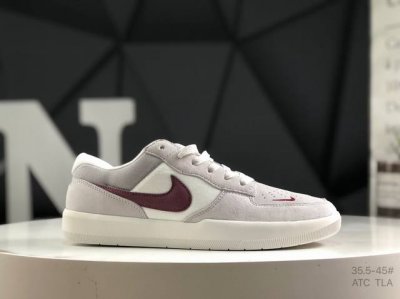 真标带半码 耐克 Nike Sb Force 58 运动滑板鞋。这是一款将前沿创新带入街头的单品，它具有硫化杯底，具有出色的耐用性和灵活性。使用柔软皮革和帆布拼