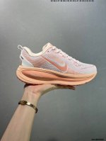 公司级Nk Air Zoom Vomero 18 轻便舒适公路跑步鞋 Hm6803-001 质感柔软 弹力充沛 助力一路畅跑 乐享不停 厚实泡绵缔造舒适的回弹效