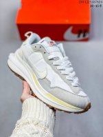 耐克sacai X Nike Regasus Vaporrly Sp 华夫双勾三代3.0走秀 鞋身材质由翻毛皮和透气网布共同打造。熟悉的解构手法、重叠swoos