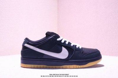 耐克Nike Sb Dunk Low Sb限定扣篮系列复古低帮休闲运动滑板板鞋。采用脚感柔软舒适Zoomair气垫，有效吸 收滑板等极限运动在落地时带来的冲击力
