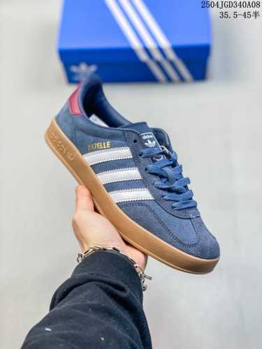 阿迪达斯 Adidas Originals Gazelle Indoor 复古三叶草防滑透明橡胶板鞋经典运动鞋。这款经典鞋,忠于原版设计,缀撞色三条纹和鞋跟饰片