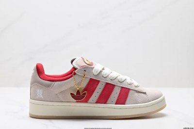 公司级Campus 00S面包鞋复古滑板鞋蛇年新年款Adidas阿迪达斯三叶草 均以浅色为主调，搭配红色点缀，鞋侧三道杠则安排上了蛇纹，彰显主题。营造出 “远看