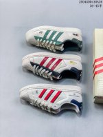 纯原 Clot X Ad Originals Superstar #贝壳头雏菊权志龙联名限定 贴合柔软皮料白蓝绣花经典配色 ，这其中也包括我们非常熟知的Clot