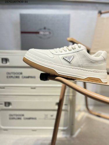 Prada 普拉达 专柜同步上市， 新款男鞋、面料精选原版小牛皮，。头层进口丝绸牛皮内里。原版牛里垫脚！原版开模防滑Pu大底，精美线条、简约大气，上脚感超级舒适