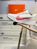 升级原楦原纸版数据开发 采用弹性 Flyknit 飞织鞋面材质 内里嵌入定型海绵 全掌型 Zoomx 泡绵中底 外置防滑耐磨橡胶底片竞训神鞋飞马Plus回归,耐