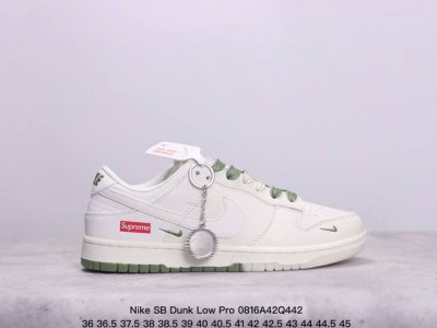 耐克 Nike Sb Dunk Low Pro 复古低帮休闲运动滑板板鞋。采用脚感柔软舒适zoomair气垫，有效吸收滑板等极限运动在落地时带来的冲击力，为街头