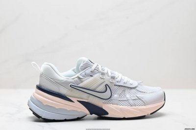公司级耐克Nike V2K Run跑步鞋复古风潮 网面透气运动鞋 灰银紧致的鞋面材质提供良好的包裹性鞋侧 Swoosh以及鞋头部分搭配增添不少亮点的镀铬细节鞋垫