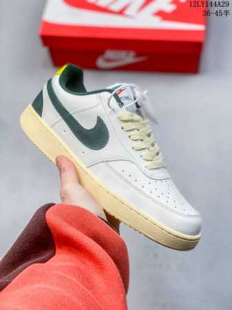 Nike Court Vision Low 百搭单品 受1980年代中期趋势的启发，Nikecourt Vision Low是一款融合了复古篮球风格的混合运动鞋 - 点击图像关闭