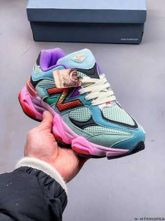 180 New Balance 又带来了新鞋型 9060 ，并且是与芝加哥街头品牌 Joe Freshgoods 的联名款。鞋身主体采用了类似 990 系列的设 - 点击图像关闭