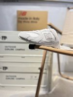 230 miumiu X New Balance Nb24S联名款拖鞋 缪缪大秀上爆出的这双与New Balance 新百伦联名款运动 球鞋 后全球各大代购官网