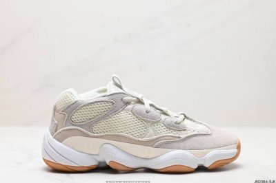公司级阿迪达斯 Yeezy Desert Rat 椰子500 鞋面采用皮革、磨砂小牛皮、麂皮和网眼三种材质打造，以复古气息 十足的 Adiprene 中底取代早