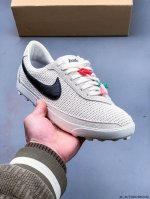 340 公司级！Bode X Nike Astro Grabber 第一双米色款，鞋面由独特编织纹理覆盖，鞋带点缀有小配饰，整体营造出的氛围感十分清新。鞋侧的