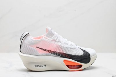 公司级新品发布 Nike Air Zoom Alphafly Next%3 Proto整体采用前作的设计语言，并且对后者的细节进行升级，马拉松和长距离路跑的性能