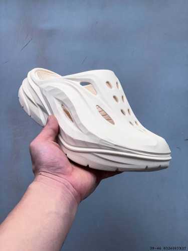 120 hoka One One夏奥拉Mule户外缓震拖鞋。流线型融合极简美学，包头鞋面，对脚掌有更好的包裹性，也满足防碰撞的功能性。鞋面多处开孔的气流通道，有