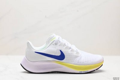 真标耐克nike Zoom Pegasus 37 登月37代 超轻网面透气跑步鞋 采用透气网眼鞋面搭配外翻式鞋口，为脚跟区域营造出色舒适度，而在鞋底部分，搭载全