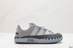 真标adidas Adimatic Low 马蒂奇系列低帮 复古鲨鱼面包鞋运动休闲滑板板鞋 整个鞋面由色彩艳丽的麂皮制成 搭配品牌标志性大尺寸三条纹 Logo