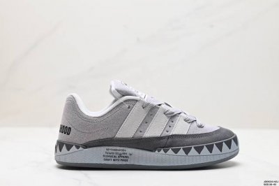 真标adidas Adimatic Low 马蒂奇系列低帮 复古鲨鱼面包鞋运动休闲滑板板鞋 整个鞋面由色彩艳丽的麂皮制成 搭配品牌标志性大尺寸三条纹 Logo