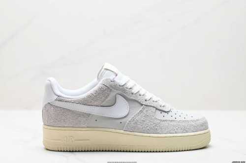 230 真标耐克Nike Air Force 1’07 Lx空军一号低帮百搭休闲运动板鞋。柔软、弹性十足的缓震性能和出色的中底设计，横跨复古与现代的外型结合，造