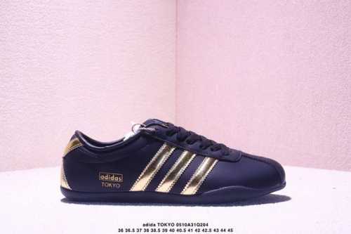 公司级Adida阿迪达斯Tokyo Pack舒适百搭经典休闲运动鞋 此次为Tokyo系列带来三双全新配色，清爽蓝色绒面搭载白色皮革三条纹，增添了复古干净的印象；