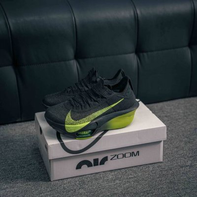 核心私 Nike Air Zoom Alphafly Next% Ek 整体采用前作的设计语言，并且对后者的细节进行升级，马拉松和长距离路跑的性能极限设计而生。