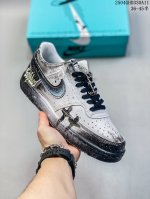 公司级带半码 耐克Nike Air Force 1“07空军一号低帮百搭休闲运动板鞋。柔软、弹性十足的缓震性能和出色的中底设计，横跨复古与现代的外型结合，造就出