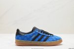 公司级adidas X Gucci 重磅联名 三叶草logo与标志性三条杆为设计元素 将其与独属于的gucci 双方选择adidas Originals经典鞋型