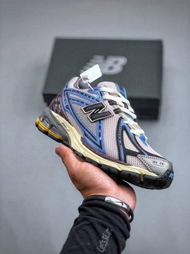New Balance 1906系列复古老爹风休闲运动慢跑鞋 M1906Rrb #采用轻质牛剖革拼接透气网眼衬垫织物鞋面材质 T-Beam大底提供足步弓支撑，保
