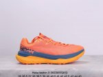 Hoka Tecton X 轻盈系列缓震透气跑鞋 #新系列中底依旧是经典的模压eva材料，同时做到了重量更轻，在重新调教后的全新中底泡棉比上一代更轻盈、更柔软，