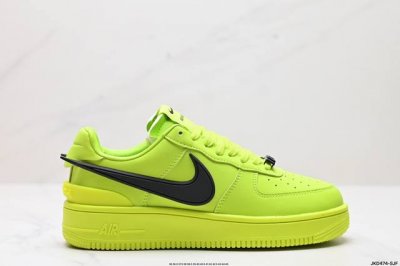 公司级ambush X Nk Air Force 1‘07 Low ”Phantom“ 联名款 空军一号低帮休闲板鞋 #鞋款鞋身以及内衬均采用了纯色皮革打造，标