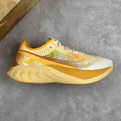 本地 核心私 公司级Saucony索康尼 Endorphin pro 4系列 低帮缓震跑步鞋 索康尼推出的跑鞋是一款外观激进但脚感舒适的跑鞋 采用了全新的中底设