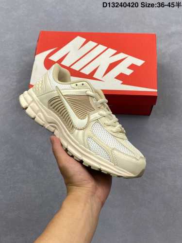 Nike 耐克夏季 Zoom Vomero 5 运动鞋休闲训练跑步鞋。Nike Zoom Vomero 5 男女子运动鞋妥帖包覆足部，提供透气支撑效果。耐穿材料