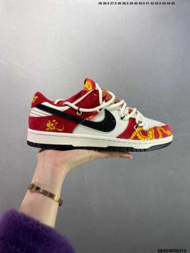 340 公司级Nike Dunk Low 蛇年限定 白红黑勾 此款主张打破传统的工业化流水线设计限制，以Made By Ideas的超级创意为理念，集结众多潮流