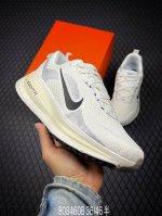 b 公司级Nike Vomero 18 耐克 舒适减震防滑 低帮跑步鞋 全掌Reactx泡绵中底 前掌和后跟还配备了Air Zoom气垫单元 据说跑起来更快更舒