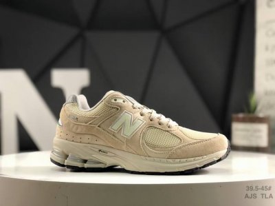 160 New Balance 2002R 复古单品 热门复古鞋型New Balance 2002R，近日又曝出一款全新配色并释出官图。整双鞋采用棕色和米色主打