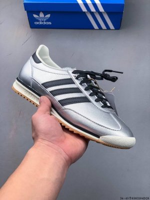 阿迪达斯Adidas Sl 72 Rs 全新重置版本，将这款复古鞋型用尼龙材质呈现，最终拼接麂皮材质，让该鞋型上脚既有舒适透气性又有满满的复古质感 050310