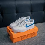 核心私 Nike耐克Court Shot男子运动鞋春季透气轻便运动板鞋 经典网眼 橡胶鞋底 皮面的材质 包裹感很强 但鞋底偏硬 适合日常通勤穿搭 该鞋型延续了传