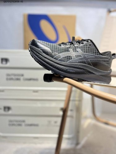 asics Gel-Trabuco Max 3亚瑟士经典跑鞋 如今机能风和户外风吹得正劲 便是主打 Urban Outdoor机能越野风格 城市和户外场景都能轻