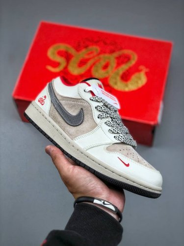 蛇年限量发售！#蛇年先行者公司级 #Jordan 1 Low “白灰蛇鳞高奢蛇年定制款” 个性的设计风格以及品牌的经典元素 使其成为一双具有独特身份和价值的鞋子