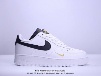 真标耐克nike Air Force 1‘07 空军一号低帮百搭休闲运动板鞋。柔软、弹性十足的缓震性能和出色的中底设计，横跨复古与现代的外型结合，造就出风靡全球