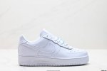 真标耐克Nike Air Force 1“07空军一号低帮百搭休闲运动板鞋。柔软、弹性十足的缓震性能和出色的中底设计，横跨复古与现代的外型结合，造就出风靡全球三