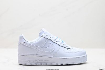 真标耐克Nike Air Force 1“07空军一号低帮百搭休闲运动板鞋。柔软、弹性十足的缓震性能和出色的中底设计，横跨复古与现代的外型结合，造就出风靡全球三